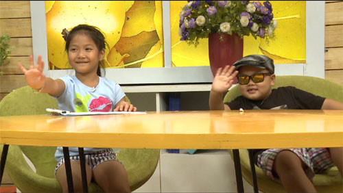 Trong khi đó, các con lại đang thử sức mình trong một hoạt cảnh trên trường quay, khi các bé phải vào vai các diễn viên để tổ chức một buổi phỏng vấn về giáo dục. 