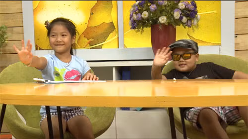 Trong khi đó, các con lại đang thử sức mình trong một hoạt cảnh trên trường quay, khi các bé phải vào vai các diễn viên để tổ chức một buổi phỏng vấn về giáo dục. 