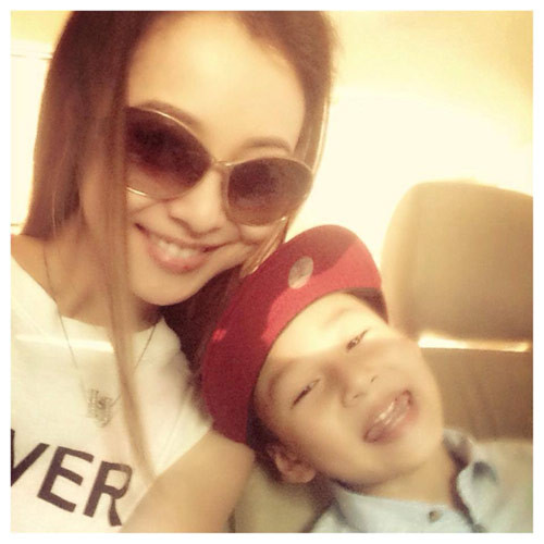 Jennifer tỏ ra kiên cường sau hôn nhân đổ vỡ, cô thường xuyên bay đi bay về giữa Việt Nam và Mỹ để vừa kiếm tiền vừa chăm sóc được con trai nhỏ Bảo Nam. Hoa hậu châu Á tại Mỹ 2006 rất chăm chỉ nhận show. Nhiều người cho rằng, cô muốn mượn công việc để quên đi nỗi buồn.