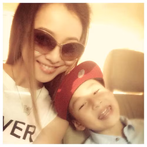 Jennifer tỏ ra kiên cường sau hôn nhân đổ vỡ, cô thường xuyên bay đi bay về giữa Việt Nam và Mỹ để vừa kiếm tiền vừa chăm sóc được con trai nhỏ Bảo Nam. Hoa hậu châu Á tại Mỹ 2006 rất chăm chỉ nhận show. Nhiều người cho rằng, cô muốn mượn công việc để quên đi nỗi buồn.