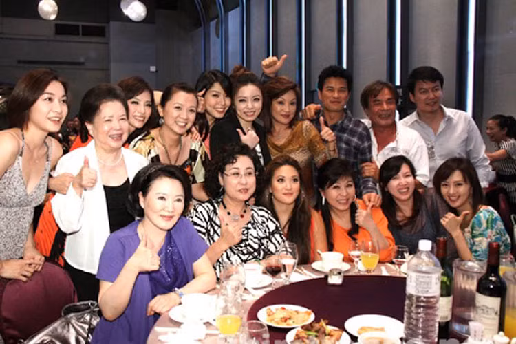 Mô tả cuộc sống mưu sinh vất vả của những người dân sống tại khu chợ đêm Kim Hoa, “Đời sống chợ đêm” thu hút khán giả bởi những tình tiết vô cùng gay cấn khi các nhân vật đối mặt với những mâu thuẫn không thể giải quyết. 