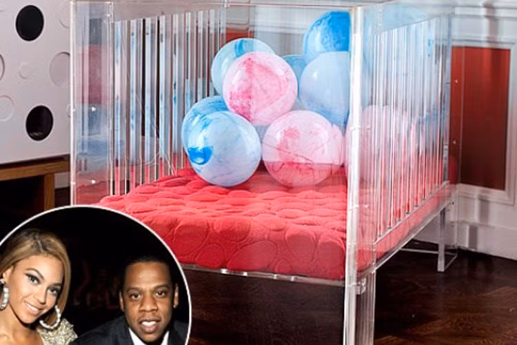 Ngoài ra, Beyonce và chồng mua sắm vô số đồ dùng xa xỉ với tổng số tiền lên đến 1 triệu USD (20 tỷ đồng) để trang hoàng căn phòng đón con gái mới sinh.