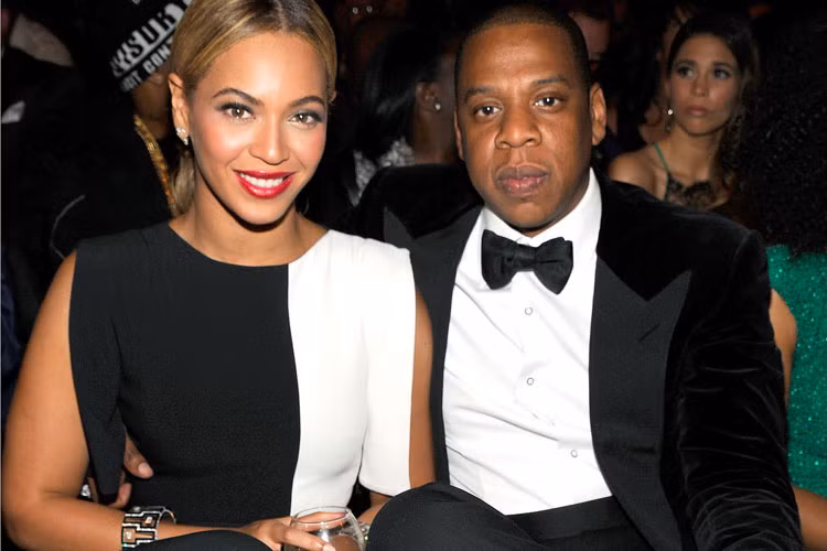 Người hâm mộ thực sự “choáng” hơn khi cặp đôi dùng bữa trưa với chai sâm panh nho Dom Perignon giá 1.200 USD (26 triệu đồng) tại nhà hàng ở New York nhưng boa rất hậu hĩnh cho bồi bàn lên tới 500 USD (10 triệu đồng).