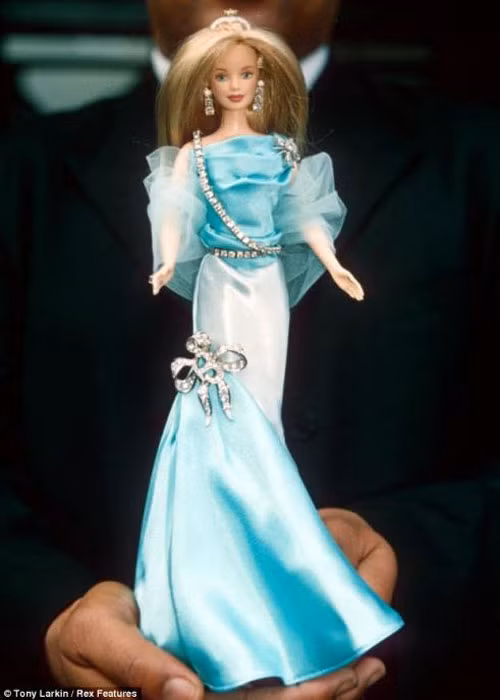 Ngoài ra, Beyonce và chồng không ngại chi tới 200.000 USD (hơn 4 tỷ đồng) để tổ chức sinh nhật 1 tuổi cho cô công chúa nhỏ. Món quà mừng sinh nhật xa xỉ nhất của đôi vợ chồng dành cho bé Blue Ivy lúc đó là một con búp bê Barbie nạm 160 viên kim cương trị giá 80.000 USD (hơn 1,7 tỷ đồng).