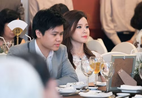 Giàu có, chịu chi là thế nhưng thiếu gia không tỏ ra kiêu ngạo trước người mình yêu. Anh sẵn sàng bỏ công việc bận rộn để tháp tùng hotgirl Midu tại nhiều sự kiện.