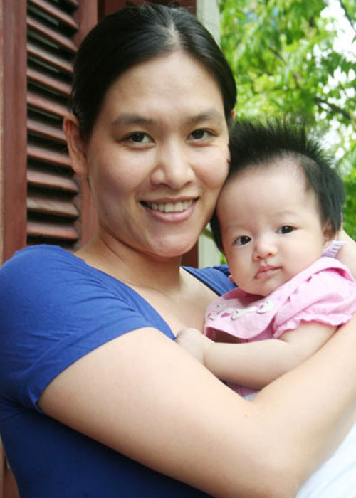 Hà Hương kết hôn năm 2008 và rút khỏi làng giải trí sau khi sinh con lần hai. Trước đó, cô là một diễn viên múa của Nhà hát Ca múa nhạc Việt Nam.