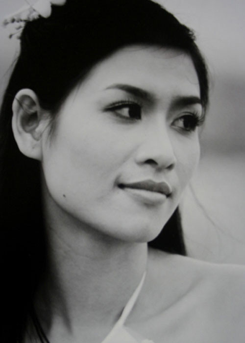 Nguyệt trong “Phía trước là bầu trời” là cô gái đanh đá, có ý chí nhưng sống tính toán và thậm chí dùng thủ đoạn để cướp yêu của Nhung. Vai diễn này được Hà Hương lột tả một cách thành công.