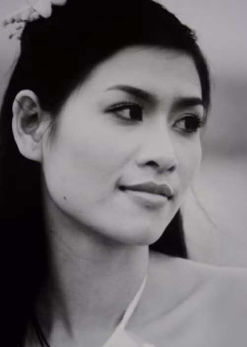 Nguyệt trong “Phía trước là bầu trời” là cô gái đanh đá, có ý chí nhưng sống tính toán và thậm chí dùng thủ đoạn để cướp yêu của Nhung. Vai diễn này được Hà Hương lột tả một cách thành công.