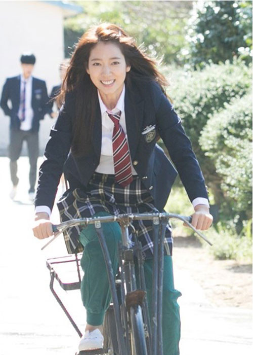 Nữ diễn viên tươi tắn, rạng ngời khi hóa thân cô gái Choi In Ha lớn lên ở đảo trong “Pinocchio”.