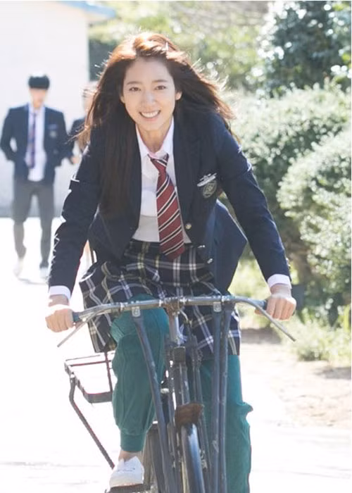 Nữ diễn viên tươi tắn, rạng ngời khi hóa thân cô gái Choi In Ha lớn lên ở đảo trong “Pinocchio”.