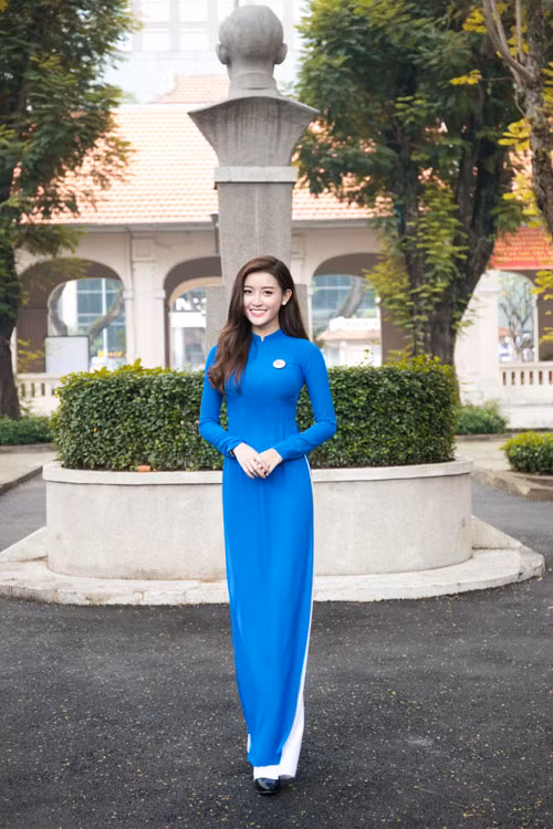 A hau Huyen My dep thuot tha voi ao dai-Hinh-4