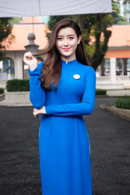 A hau Huyen My dep thuot tha voi ao dai-Hinh-3