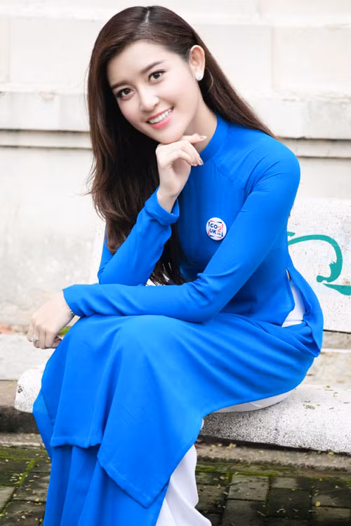 A hau Huyen My dep thuot tha voi ao dai