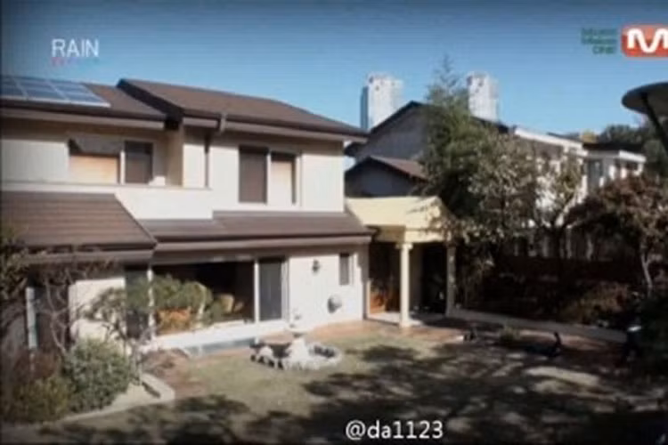 Là một trong những cặp trai tài gái sắc của làng giả trí xứ sở kim chi, Bi Rain và Kim Tae Hee nhận được sự ủng hộ của nhiều người hâm mộ. Cặp đôi cũng không ít lần đối mặt với tin đồn chuẩn bị kết hôn. Còn nhớ, vào tháng 4/2015, khi tin tức nam tài tử rao bán nhà bị rò rỉ, anh được cho là đang chuẩn bị hôn sự với bạn gái. Tuy nhiên, cặp đôi lên tiếng phủ nhận thông tin này.