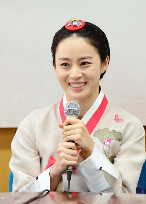 Sau khi công khai chuyện tìm cảm, cặp đôi nhận được sự chú ý của báo chí truyền thông và người hâm mộ. Xuất hiện tại buổi ra mắt bộ phim “Tình sử Jang Ok Jung” mà Kim Tae Hee đóng vai chính, bạn gái Bi Rain lần đầu tiên cho biết nam tài tử đã luôn lo lắng và động viên cô rất nhiều trong công việc.