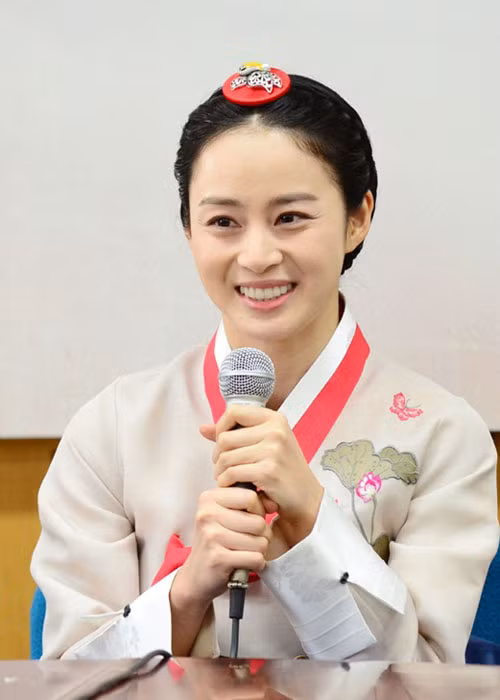 Sau khi công khai chuyện tìm cảm, cặp đôi nhận được sự chú ý của báo chí truyền thông và người hâm mộ. Xuất hiện tại buổi ra mắt bộ phim “Tình sử Jang Ok Jung” mà Kim Tae Hee đóng vai chính, bạn gái Bi Rain lần đầu tiên cho biết nam tài tử đã luôn lo lắng và động viên cô rất nhiều trong công việc.