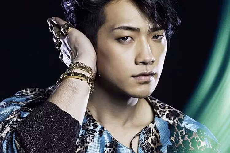 Trong khi đó, mỹ nam “Ngôi nhà hạnh phúc” chia sẻ Kim Tae Hee là người mà anh có thể tin tưởng và dựa vào mỗi lúc anh cảm thấy mệt mỏi. Vì đều bận rộn với công việc nên cả hai ít gặp nhau. Tuy vậy, họ vẫn thường xuyên liên lạc qua điện thoại và tình cảm tiến triển tốt đẹp.