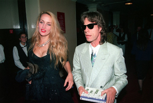  Mick Jagger và Jerry Hall. Sau hơn 20 năm chung sống, Jerry Hall không thể tha thứ cho Mick Jagger, thành viên của Rolling Stones khi ông quan hệ với người trông trẻ ngay trong bếp dù lúc đó, Jerry Hall đang ngủ ở ngay căn phòng bên cạnh.