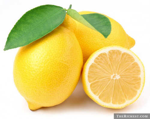 Một trong những sự thật kỳ lạ nhất về Selena Gomez có lẽ là sở thích ăn chanh tươi. Cô cho biết thực sự thích ăn chanh tươi chấm muối. Với Selena, chanh chứa nhiều vitamin C nên rất tốt cho sức khỏe.