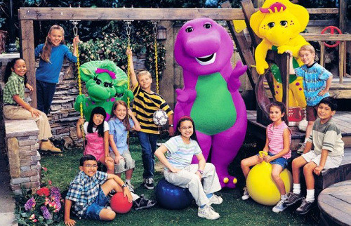 Cũng tại chương trình ""Barney and Friends", Selena Gomez đã gặp được người bạn thân nhất là Demi Lovato. Hồi đó cả hai cùng là thành viên của đội khủng long tím.