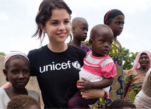Năm 2009, Selena Gomez trở thành đại sứ thiện chí nhỏ tuổi nhất của tổ chức UNICEF khi vừa tròn 17 tuổi.