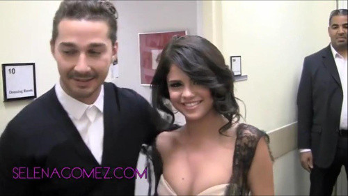 Shia LaBeouf, ngôi sao "Transformers" là thần tượng của Selena Gomez. Cô luôn có cảm giác "choáng ngợp" khi được đứng gần thần tượng của mình. Selena cho biết: "Tôi rất hạnh phúc mỗi lần nhìn thấy Shia. Có lẽ anh ấy cho rằng tôi bị điên nhưng thật sự tôi "nghiện nặng" Shia từ năm 15 tuổi".