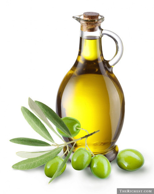 Uống dầu oliu là bí quyết giữ giọng hát của nàng công chúa Disney. Dầu oliu không chỉ làm đẹp mà còn là đồ uống yêu thích của Selena mỗi lần đi diễn. Cô nói: "Vị của dầu oliu rất khủng khiếp nhưng nó rất tốt cho họng".