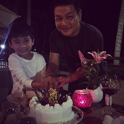 Được biết, để "cua" được người đẹp, Việt kiều Andy đã phải lấy lòng bé Sonic - con trai Kim Hiền rất nhiều. Anh cũng hết lòng yêu thương chăm sóc và bảo vệ bé. Đây được xem là lời hứa chân thành nhất của anh dành cho người phụ nữ kiên cường Kim Hiền.