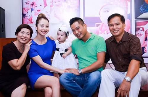 Sau thời gian sinh sống, Jennifer Phạm ngày càng nhận được tình cảm yêu mến từ phía gia đình chồng. Đây chính là chỗ dựa lớn nhất của người đẹp. Cô được khen là khéo léo khi lo được ổn thỏa các mối quan hệ trong gia đình chồng.