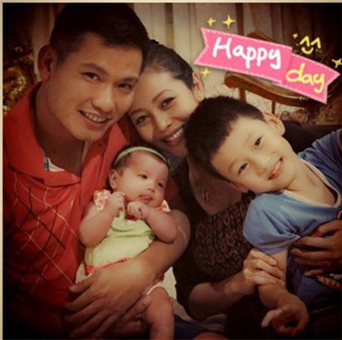 Gia đình hạnh phúc và viên mãn giúp Jennifer Phạm ngày càng xinh đẹp tỏa sáng hơn. Cô cũng yên tâm hơn khi chồng mới luôn thương yêu, bảo ban và chăm sóc tận tình con trai Bảo Nam. Anh không có bất cứ một sự phân biệt nào với bé.