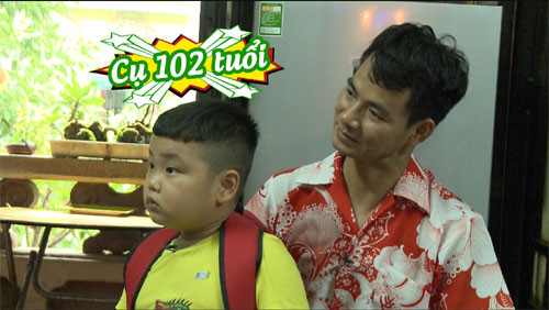 Bố Xuân Bắc đã phải rất kiên trì để giải thích cho bé Bi. Tuy nhiên, bố Xuân Bắc càng giải thích Bi càng rối.