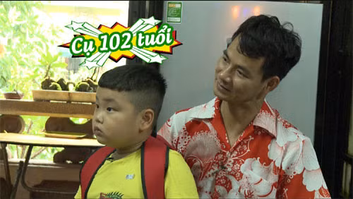 Bố Xuân Bắc đã phải rất kiên trì để giải thích cho bé Bi. Tuy nhiên, bố Xuân Bắc càng giải thích Bi càng rối.