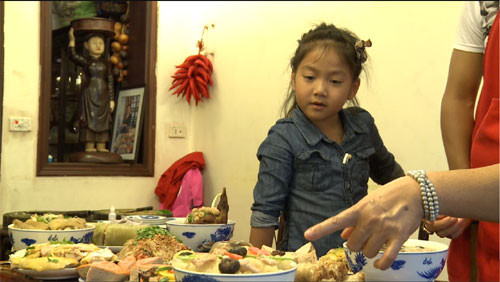 Bé Chip thể hiện khả năng nhớ lâu bằng việc nhớ các món ăn. Và bé nhanh chóng vượt qua thử thách này.