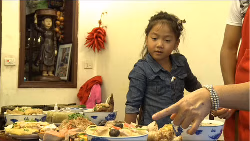 Bé Chip thể hiện khả năng nhớ lâu bằng việc nhớ các món ăn. Và bé nhanh chóng vượt qua thử thách này.