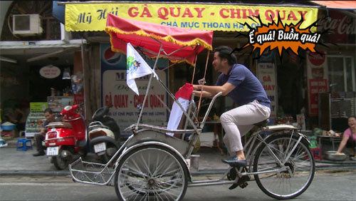 Còn ông bố Đỗ Minh thì ế khách dù đã cười hết sức thân thiện với mọi người.