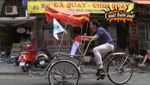 Còn ông bố Đỗ Minh thì ế khách dù đã cười hết sức thân thiện với mọi người.