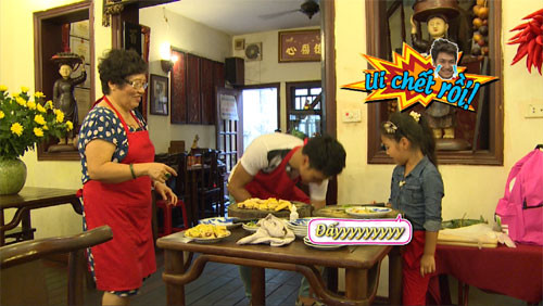 Không gặp phải tình huống khó đỡ và hài hước như bố con Xuân Bắc, hai bố con Mạnh Trường nhẹ nhàng hơn khi thử thách với mâm cơm truyền thống của nghệ nhân Ánh Tuyết.