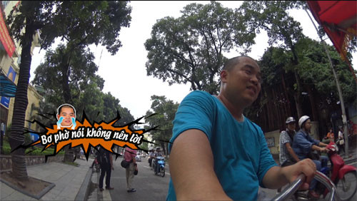 Nhiệm vụ tiếp theo trong chuỗi nhiệm vụ khám phá Hà Nội là: các bố sẽ phải kiếm tiền bằng cách tự tìm khách du lịch và dẫn họ đi tham quan danh lam thắng cảnh và điều đặc biệt ở đây là các bố phải kiếm tiền bằng...đạp xích lô. Bố Minh Khang đang phải đạp xích lô mệt bơ phờ giữa phố để vượt qua những thử thách vui nhộn do BTC đưa ra.