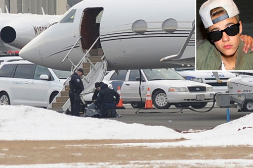  Hút cần sa khi ra sân bay. Justin Bieber có lần đã hút cần sa khi ra sân bay và phê thuốc trong suốt chuyến bay. Khói nhiều đã khiến phi công phải đeo mặt nạ để lái máy bay được an toàn.