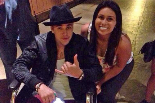  Dùng xe đẩy để trốn xếp hàng. Khi đến công viên Disneyland, mọi người đều vui vẻ xếp hàng. Thế nhưng Justin Bieber lại giả vờ bị thương và ngồi trên chiếc xe đẩy chạy khắp công viên.