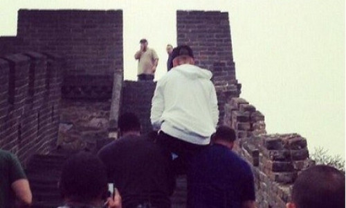  Bắt vệ sĩ cõng lên Vạn Lý Trường Thành. Trong chuyến du lịch đến thăm Vạn Lý Trường Thành ở Trung Quốc, Justin đã giả vờ mệt mỏi và bắt vệ sĩ cõng lên. Khi lên đến đỉnh, Justin tràn đầy năng lượng để ăn mừng và chụp ảnh.
