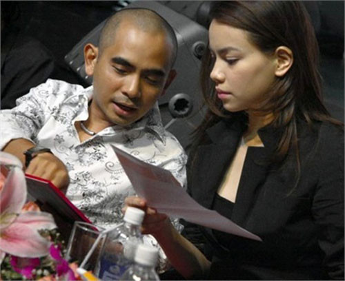 May mắn cho người đẹp, cô gặp được nhạc sĩ, nhà sản xuất nhạc giàu có Đức Trí. Dưới sự giúp đỡ của người nhạc sĩ tài hoa, Hồ Ngọc Hà đã bước chân vào con đường ca hát và tạo được dấu ấn.