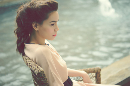 Hồ Ngọc Hà dù chẳng còn là cô gái 17 đầy sức sống, ngây thơ "hút hồn" phái mạnh nhưng ở cô lại toát ra một ma lực quyến rũ gấp nhiều lần. Sự tự tin, tinh tế và khéo léo của nữ ca sĩ luôn là điểm mạnh khiến đàn ông phải xiêu lòng. Đặc biệt thần thái ấy kết hợp với nhan sắc ngày càng mặn mà đủ khiến các "anh hùng khó qua ải mỹ nhân".