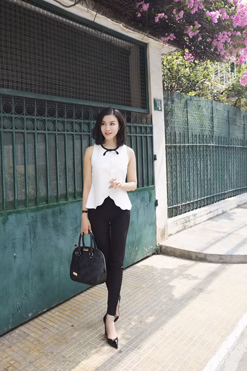  MC Thanh Mai vẫn luôn tìm cho mình một phong cách trẻ trung và sành điệu, tạm gác lại những chiếc váy cổ điển tiệc tùng, người đẹp đã biết khéo chọn cho mình những trang phục năng động xuống phố trẻ trung .