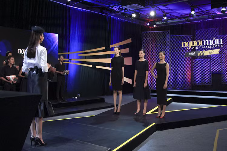 Thí sinh Hồng Xuân, Hồng Vân và Hương Ly (từ trái qua phải) lọt vào nhóm nguy hiểm. Dù chưa thể hiện được điểm nhấn trang phục nhưng Hương Ly là thí sinh đầu tiên được đi tiếp vào vòng trong.