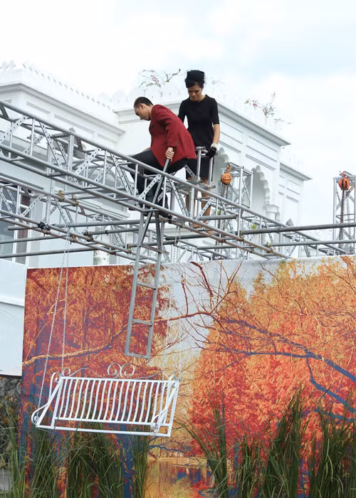 Trong tập 6, top 10 Vietnam’s Next Top Model 2015 có buổi chụp hình lơ lửng trên không. Họ diện bộ trang phục nằm trong BST Thu Đông “Buổi sáng tại Tiffany”, hóa thân những chàng trai và cô gái cổ điển, thanh lịch của thập niên 60.