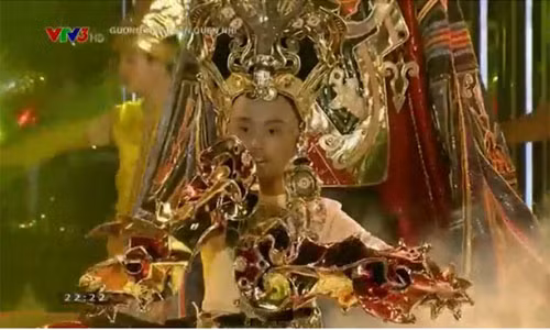 Phuong My Chi hat nhat, doi Khanh Ngoc len ngoi