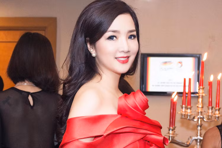 Đó cũng chính là bí quyết giúp HH Đền Hùng ''trẻ mãi không già'', mà không cần viện đến phẫu thuật thẩm mỹ.