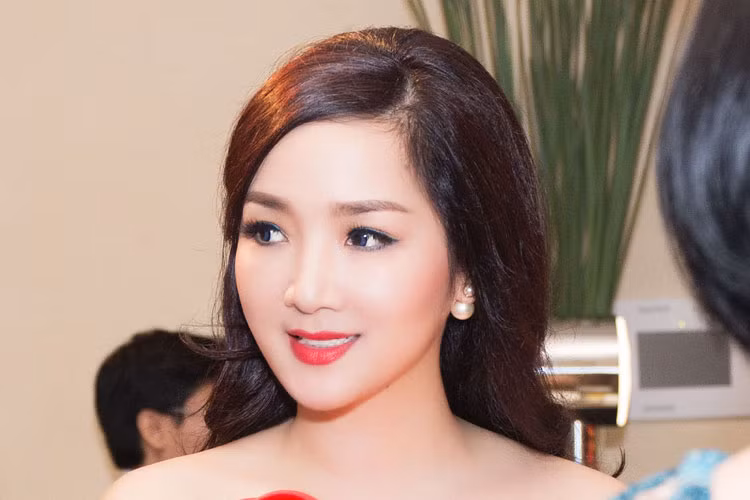 Ở mỗi sự kiện, mỹ nhân không tuổi luôn biết cách khiến người đối diện phải yêu mến bởi thái độ làm việc nghiêm túc và tinh tế.