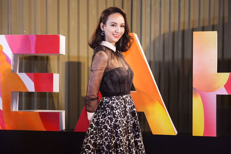 Xuất hiện một buổi Gala với vai trò MC, Hoa hậu du lịch Việt Nam 2008 chọn chiếc váy chấm bi màu sắc lạ mắt. Người đẹp khéo khoe làn da trắng nõn nà.